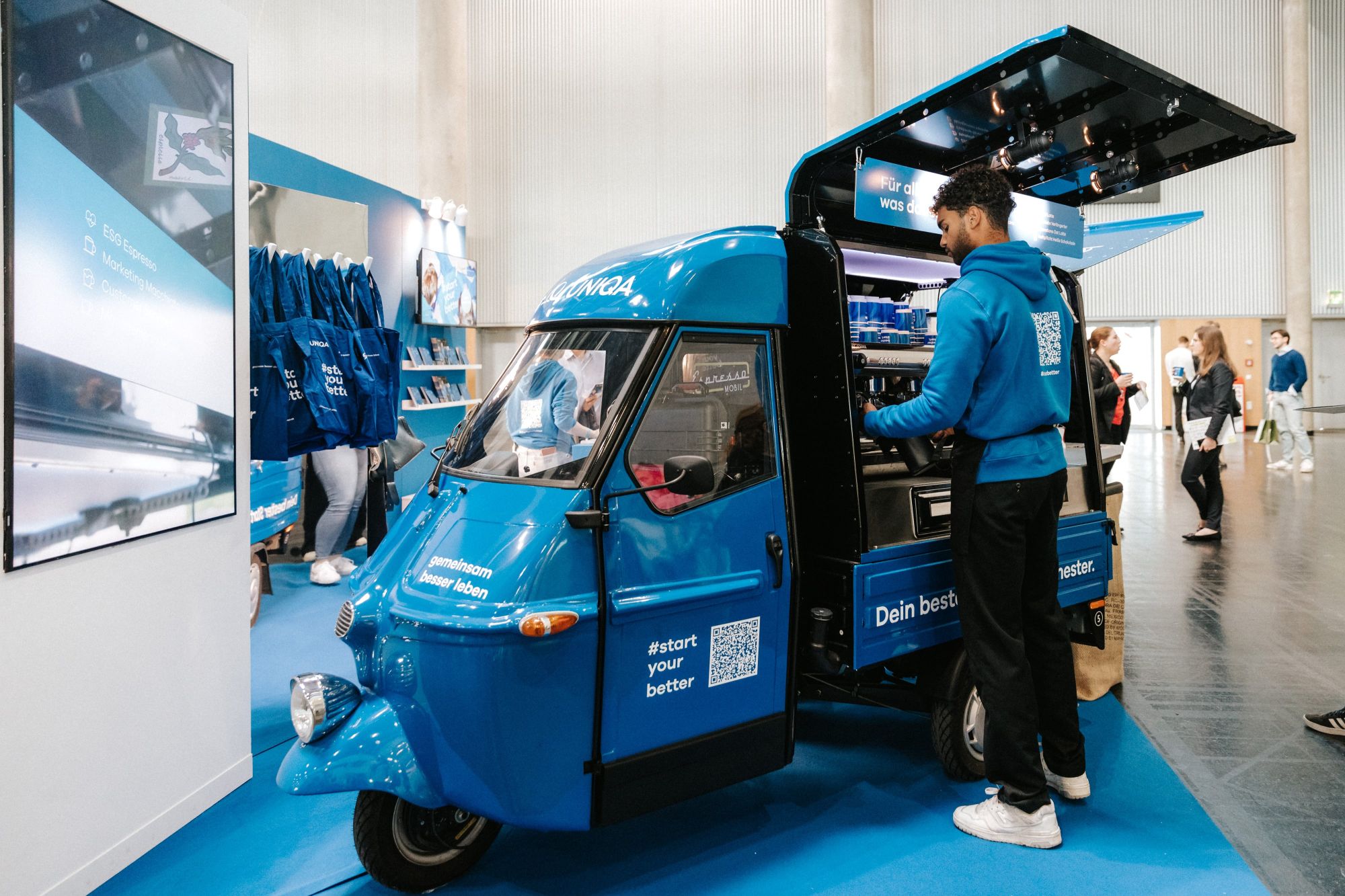 Mobile Espressomobil Kaffeebar mit Barista bei einer Veranstaltung