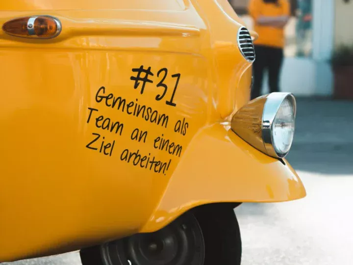 Gebrandete mobile Espressomobil Kaffeebar bei einem Outdoor-Event