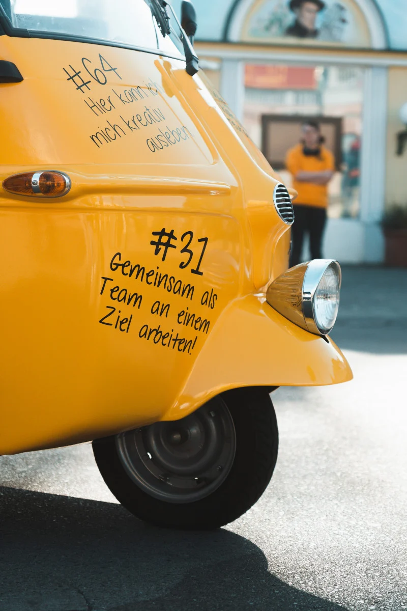Gebrandete mobile Espressomobil Kaffeebar bei einem Outdoor-Event