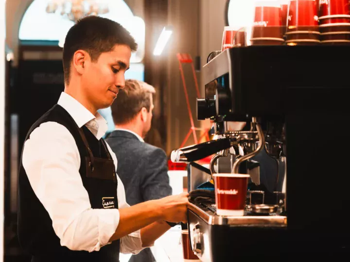 Professioneller Barista bereitet Kaffee während einer Kongresspause zu