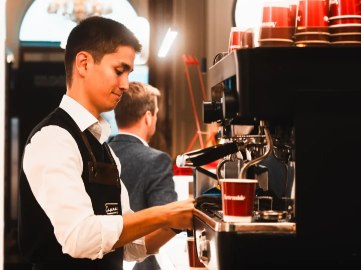 Professioneller Barista bereitet Kaffee während einer Kongresspause zu