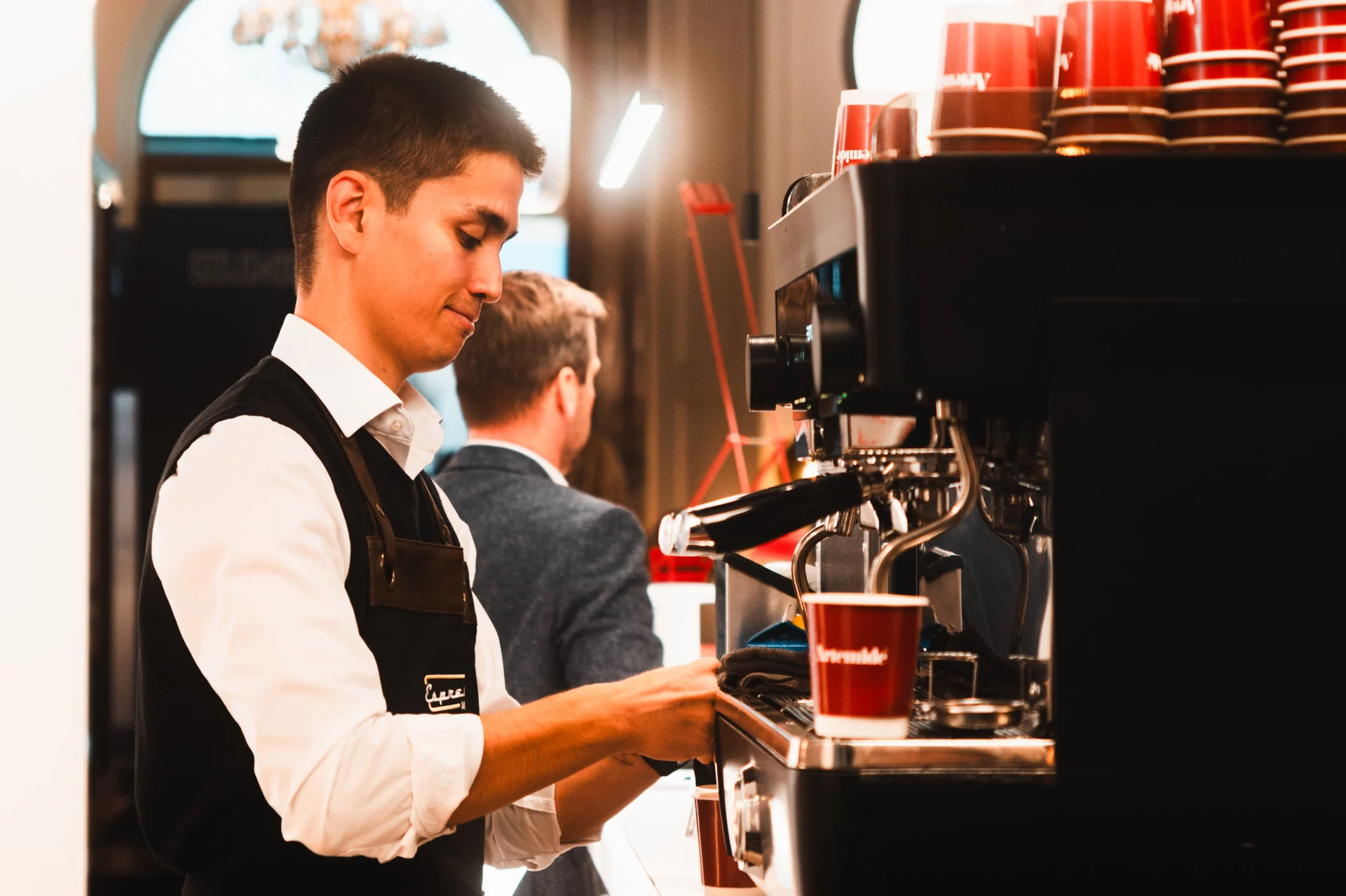 Professioneller Barista bereitet Kaffee während einer Kongresspause zu