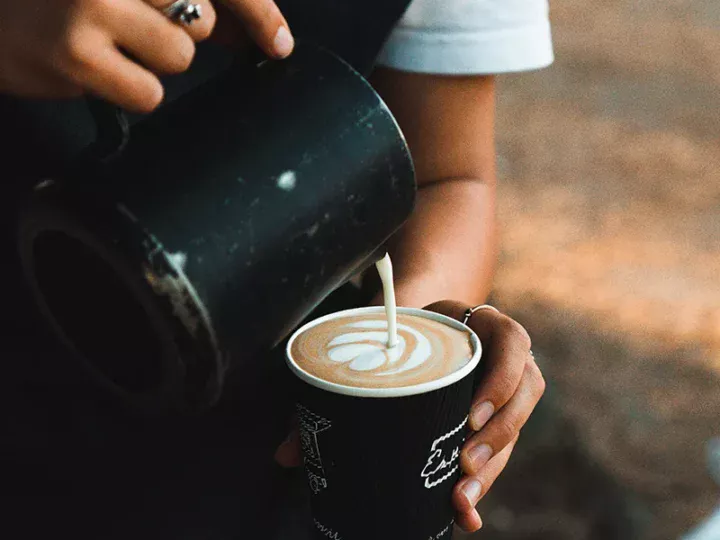 Latte Art mit Auswahl an pflanzlichen Milchalternativen beim Coffee Catering