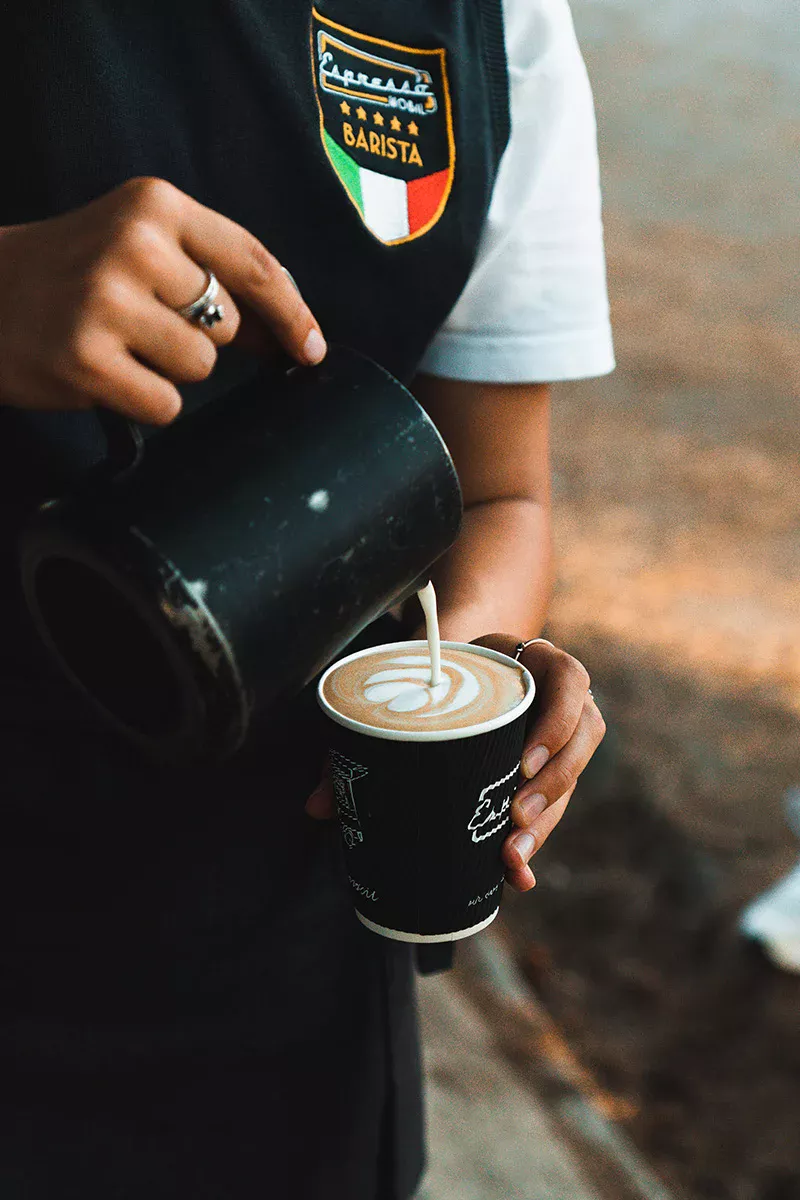 Latte Art mit Auswahl an pflanzlichen Milchalternativen beim Coffee Catering